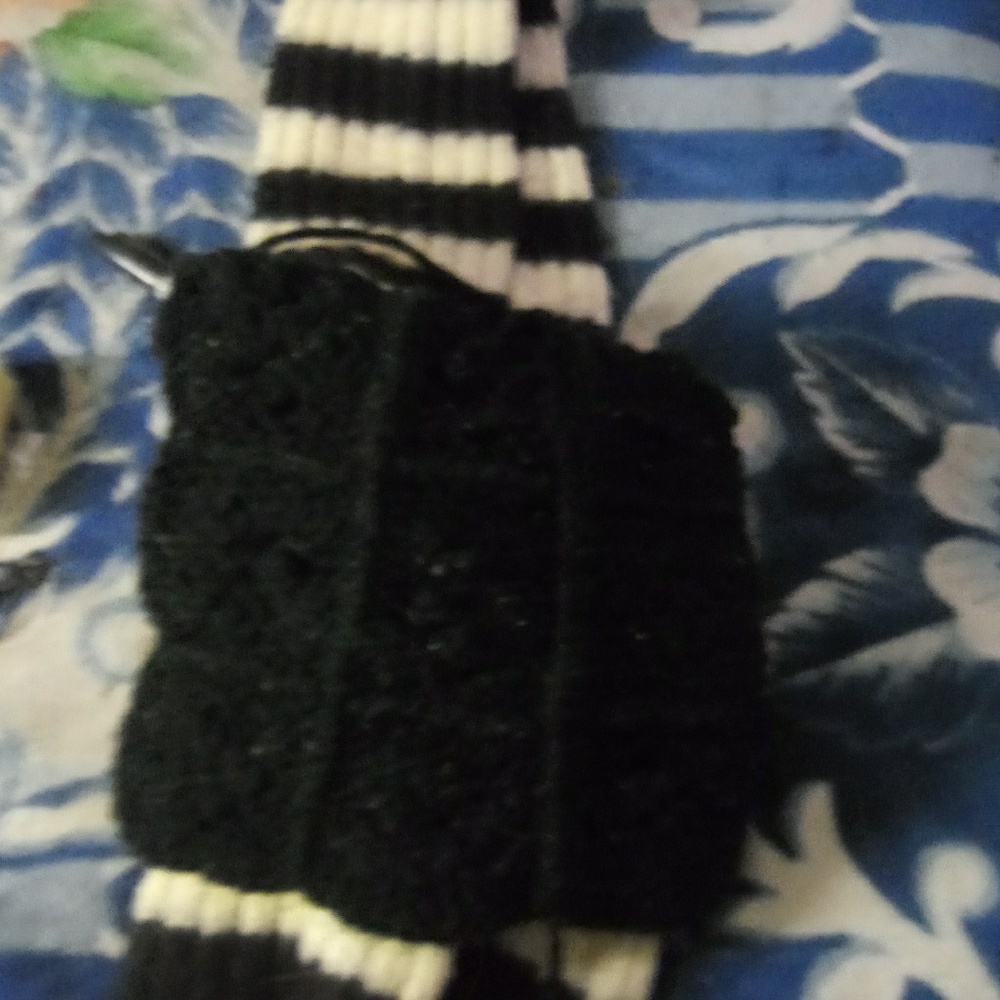 Knitted purse with winter scarf